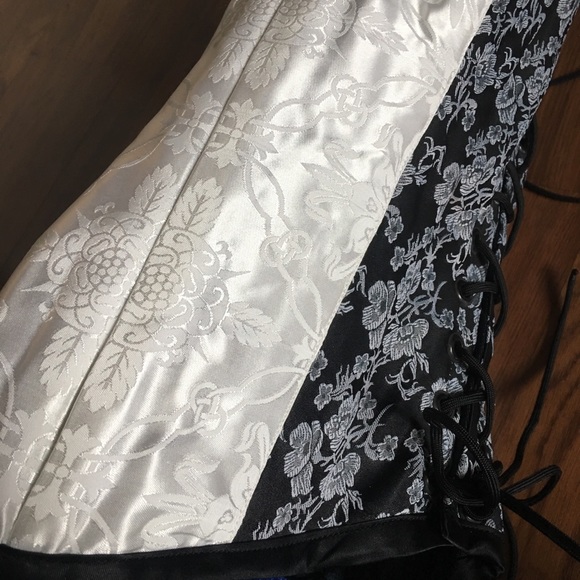 Adjustable black and white lace-up corset - Picture 5 of 8